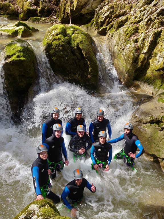 Canyoning dans le Doubs en groupe