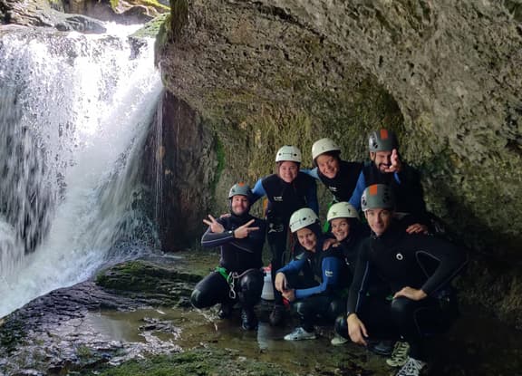 Canyoning dans le Jura en groupe à Malvaux