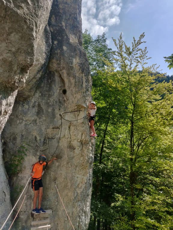 Quand faire une via ferrata dans le Jura ? La bonne saison selon votre niveau